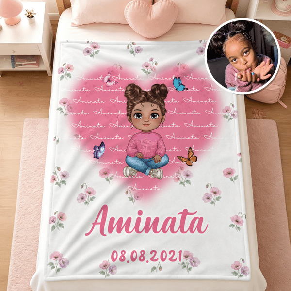 Individuell gestaltete, niedliche Kuscheldecke mit Cartoon-Figur und Geburtsblume, mit Namen – Wohnaccessoire, Geburtstags- und Weihnachtsgeschenk für Familie, Freunde und Kinder