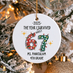 Décoration de Noël personnalisée en céramique « L'année où j'ai à peine survécu » (67), avec texte et année – Cadeau de Noël pour un enseignant ou un collègue