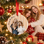 Addobbo natalizio personalizzato in ceramica, a forma di cuore o rotondo, con foto acquerellata a strisce e testo: regalo di Natale per la famiglia e le coppie