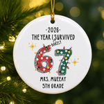 Décoration de Noël personnalisée en céramique « L'année où j'ai à peine survécu » (67), avec texte et année – Cadeau de Noël pour un enseignant ou un collègue