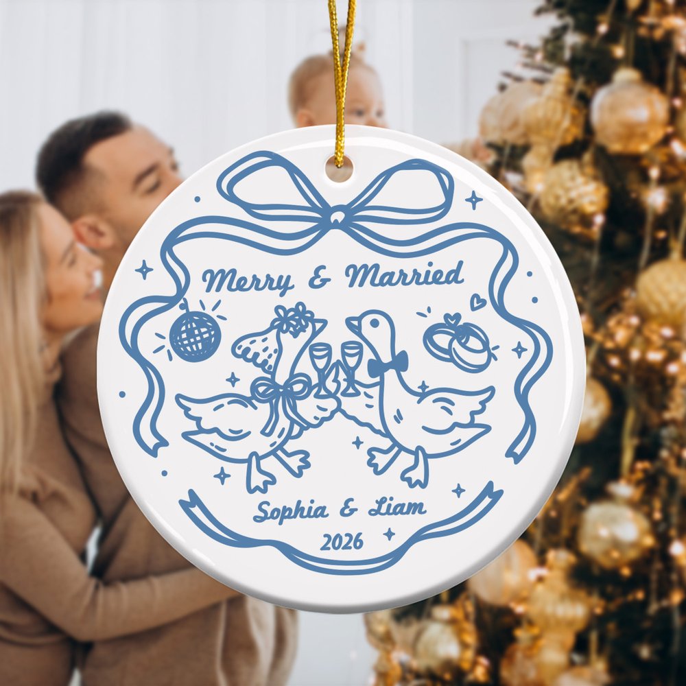 Henkilökohtainen ”Merry And Married” -aiheinen keraaminen koriste, jossa on hanhia, nimi ja vuosi; sisustustuote, hää- ja joululahja pariskunnalle 2