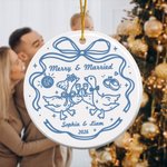 Henkilökohtainen ”Merry And Married” -aiheinen keraaminen koriste, jossa on hanhia, nimi ja vuosi; sisustustuote, hää- ja joululahja pariskunnalle 2