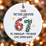 Décoration de Noël personnalisée en céramique « L'année où j'ai à peine survécu » (67), avec texte et année – Cadeau de Noël pour un enseignant ou un collègue