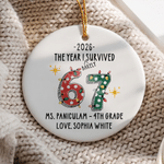 Décoration de Noël personnalisée en céramique « L'année où j'ai à peine survécu » (67), avec texte et année – Cadeau de Noël pour un enseignant ou un collègue