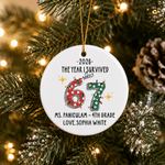 Décoration de Noël personnalisée en céramique « L'année où j'ai à peine survécu » (67), avec texte et année – Cadeau de Noël pour un enseignant ou un collègue