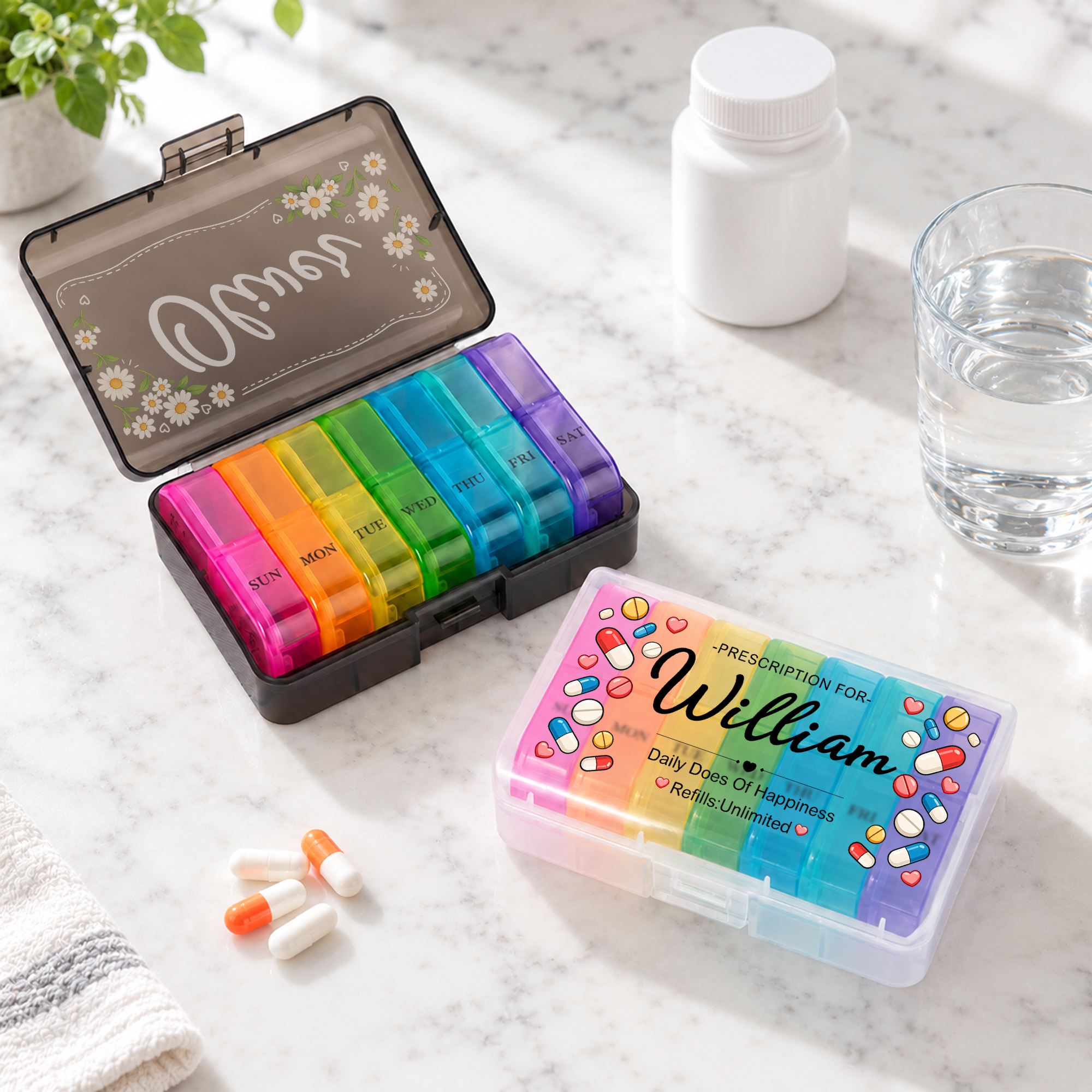 Individuell gestaltete, tragbare Wochen-Tablettenbox „Daisy Pill“ mit Namensaufdruck – für den Gesundheitsbereich, auf Reisen und zur Aufbewahrung – Geburtstagsgeschenk für Patienten und Reisende