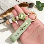 Personalized Birth Flower PU Leather Keychain with Name and Daisy Bead Charm Daily Use Birthday Gift for Family Friends Bestie