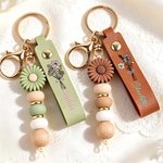 Llavero personalizado de cuero sintético con la flor del mes de nacimiento, el nombre y un colgante de margarita: regalo de cumpleaños, boda o fiesta para la familia y los mejores amigos