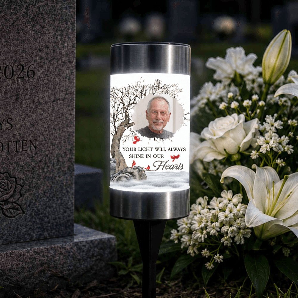 Lampada da giardino solare personalizzata con foto artistica “Bare Tree Cardinal Misty”, con testo; decorazione da giardino per esterni; regalo commemorativo in caso di lutto per la perdita di una persona cara 3
