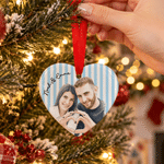 Addobbo natalizio personalizzato in ceramica, a forma di cuore o rotondo, con foto acquerellata a strisce e testo: regalo di Natale per la famiglia e le coppie