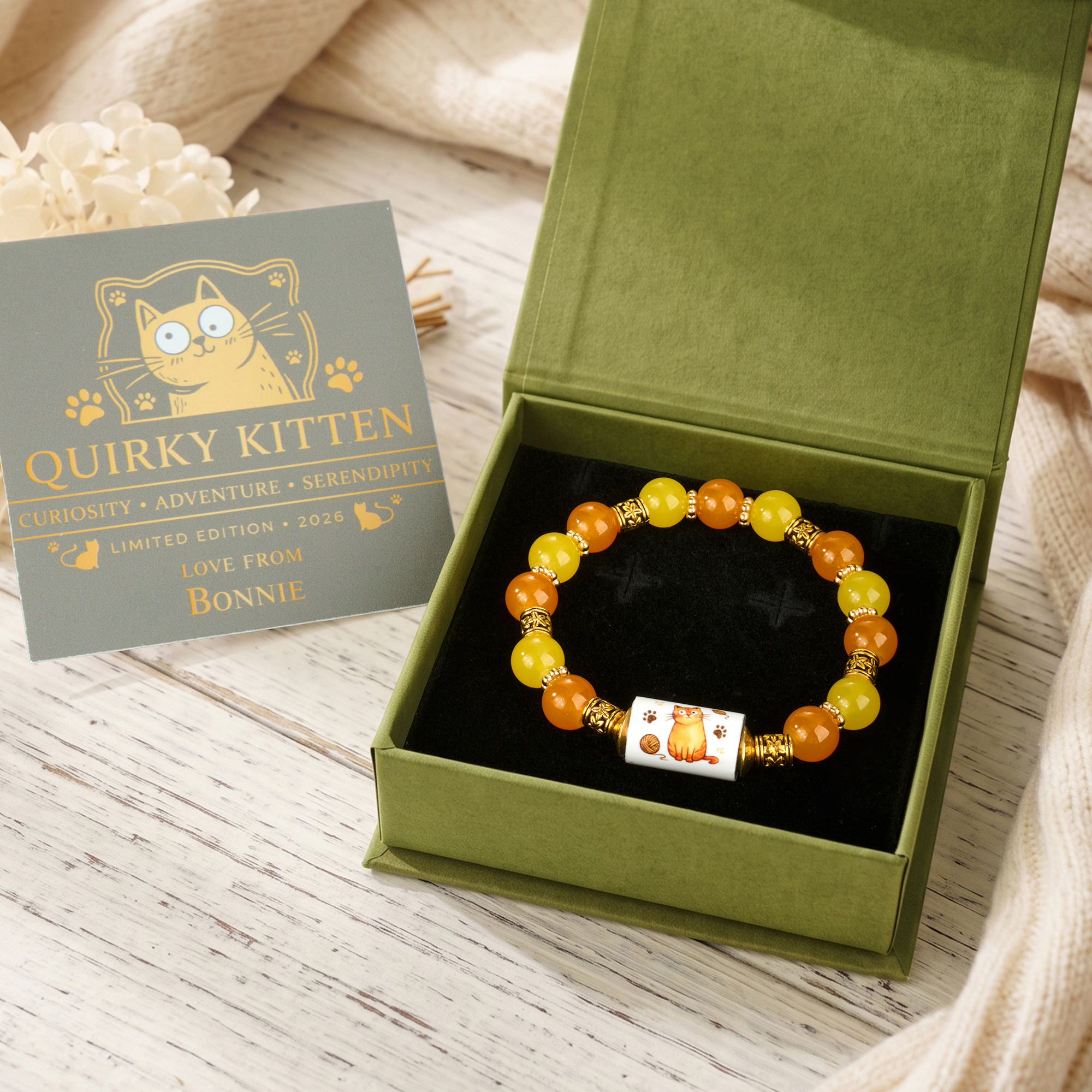 Personalisiertes Armband in limitierter Auflage: niedliche Katze, verspieltes Kätzchen, elastische Kordel, Steinchen, Geschenkbox, Karte mit Namen – Geburtstagsgeschenk für Frauen, Katzenmütter