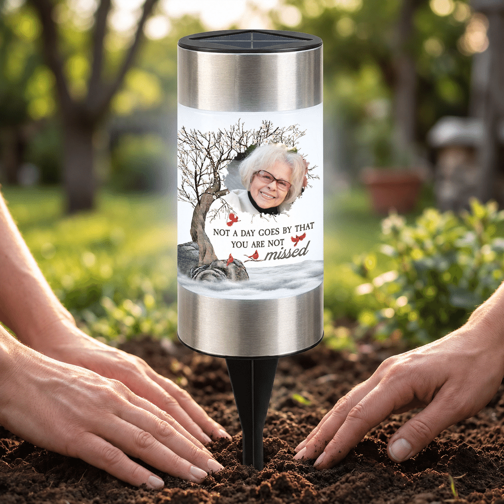 Lampada da giardino solare personalizzata con foto artistica “Bare Tree Cardinal Misty”, con testo; decorazione da giardino per esterni; regalo commemorativo in caso di lutto per la perdita di una persona cara 2