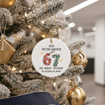 Décoration de Noël personnalisée en céramique « L'année où j'ai à peine survécu » (67), avec texte et année – Cadeau de Noël pour un enseignant ou un collègue
