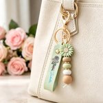 Llavero personalizado de cuero sintético con la flor del mes de nacimiento, el nombre y un colgante de margarita: regalo de cumpleaños, boda o fiesta para la familia y los mejores amigos