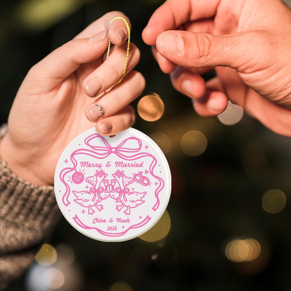 Henkilökohtainen ”Merry And Married” -aiheinen keraaminen koriste, jossa on hanhia, nimi ja vuosi; sisustustuote, hää- ja joululahja pariskunnalle 4