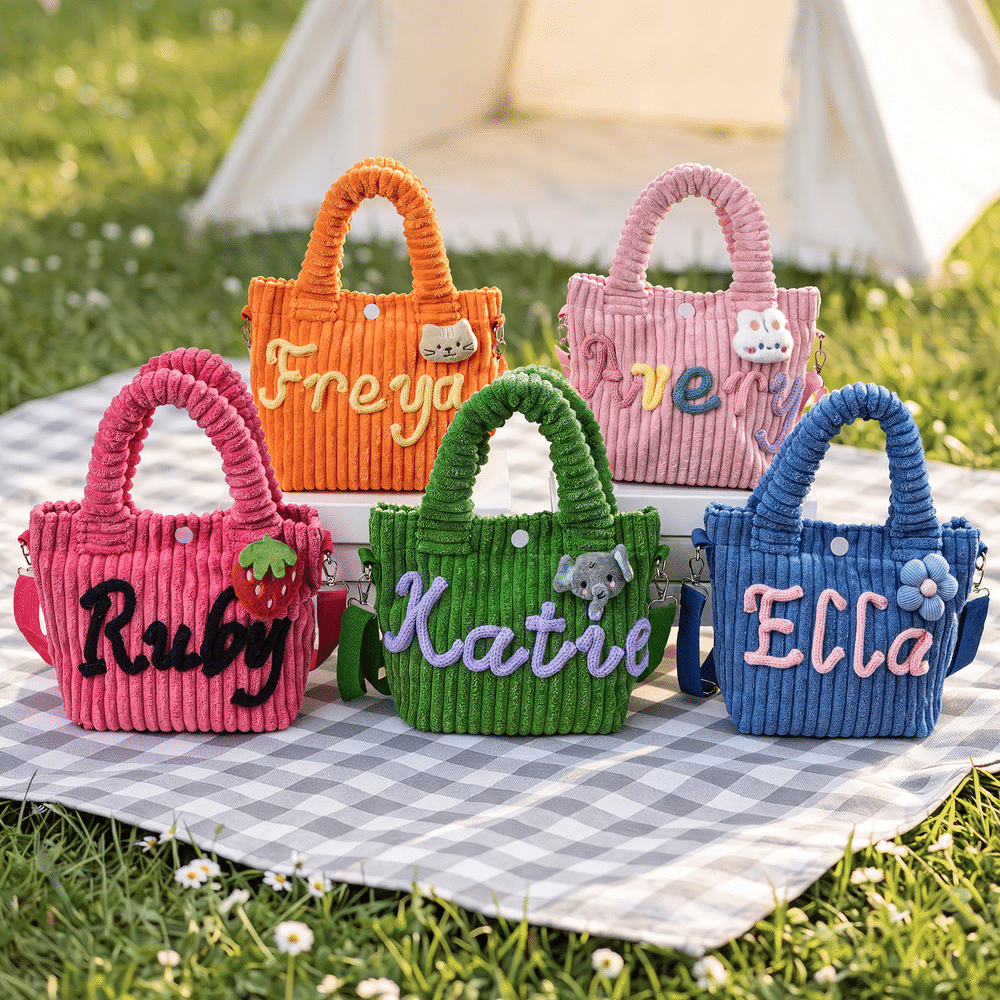 Bolso bandolera ligero de pana con parche personalizado de un animalito con flores, con nombre; ideal para el día a día y como regalo de cumpleaños para niñas 2