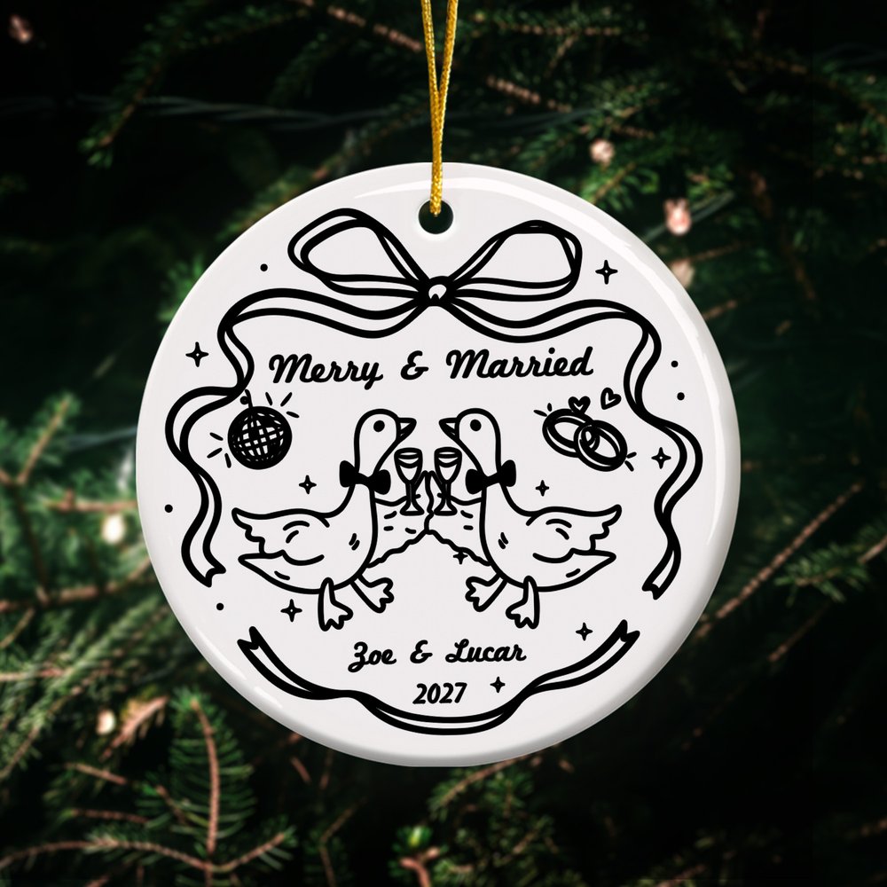 Henkilökohtainen ”Merry And Married” -aiheinen keraaminen koriste, jossa on hanhia, nimi ja vuosi; sisustustuote, hää- ja joululahja pariskunnalle 3