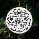 Henkilökohtainen ”Merry And Married” -aiheinen keraaminen koriste, jossa on hanhia, nimi ja vuosi; sisustustuote, hää- ja joululahja pariskunnalle 3