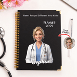 Cuaderno A5 personalizado con ilustración de personal sanitario en estilo cómic y efecto 3D, agenda semanal y mensual 2027, con nombre, ideal como regalo de cumpleaños para médicos y enfermeros