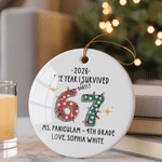 Décoration de Noël personnalisée en céramique « L'année où j'ai à peine survécu » (67), avec texte et année – Cadeau de Noël pour un enseignant ou un collègue