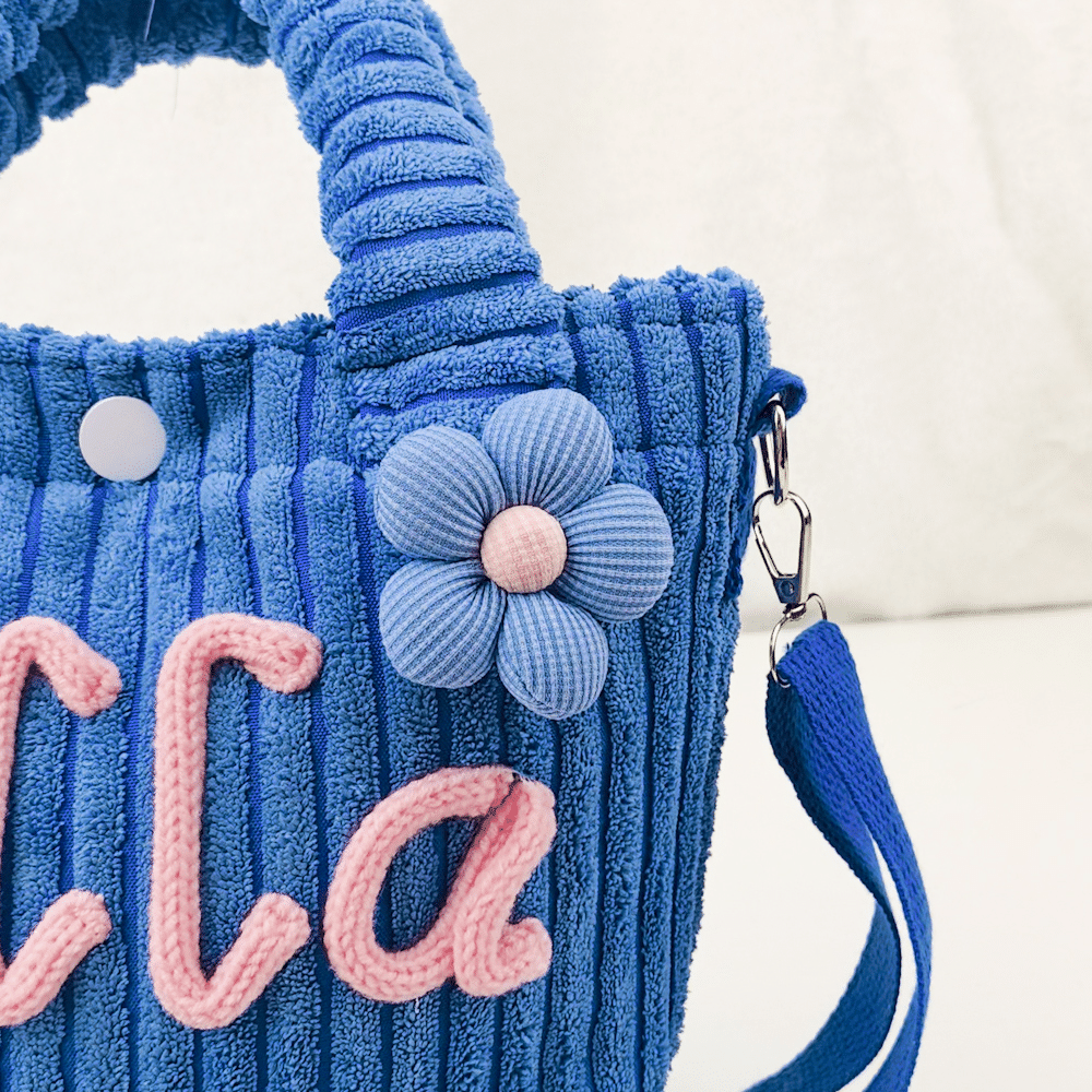 Bolso bandolera ligero de pana con parche personalizado de un animalito con flores, con nombre; ideal para el día a día y como regalo de cumpleaños para niñas 3