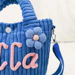 Bolso bandolera ligero de pana con parche personalizado de un animalito con flores, con nombre; ideal para el día a día y como regalo de cumpleaños para niñas 3