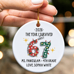 Décoration de Noël personnalisée en céramique « L'année où j'ai à peine survécu » (67), avec texte et année – Cadeau de Noël pour un enseignant ou un collègue