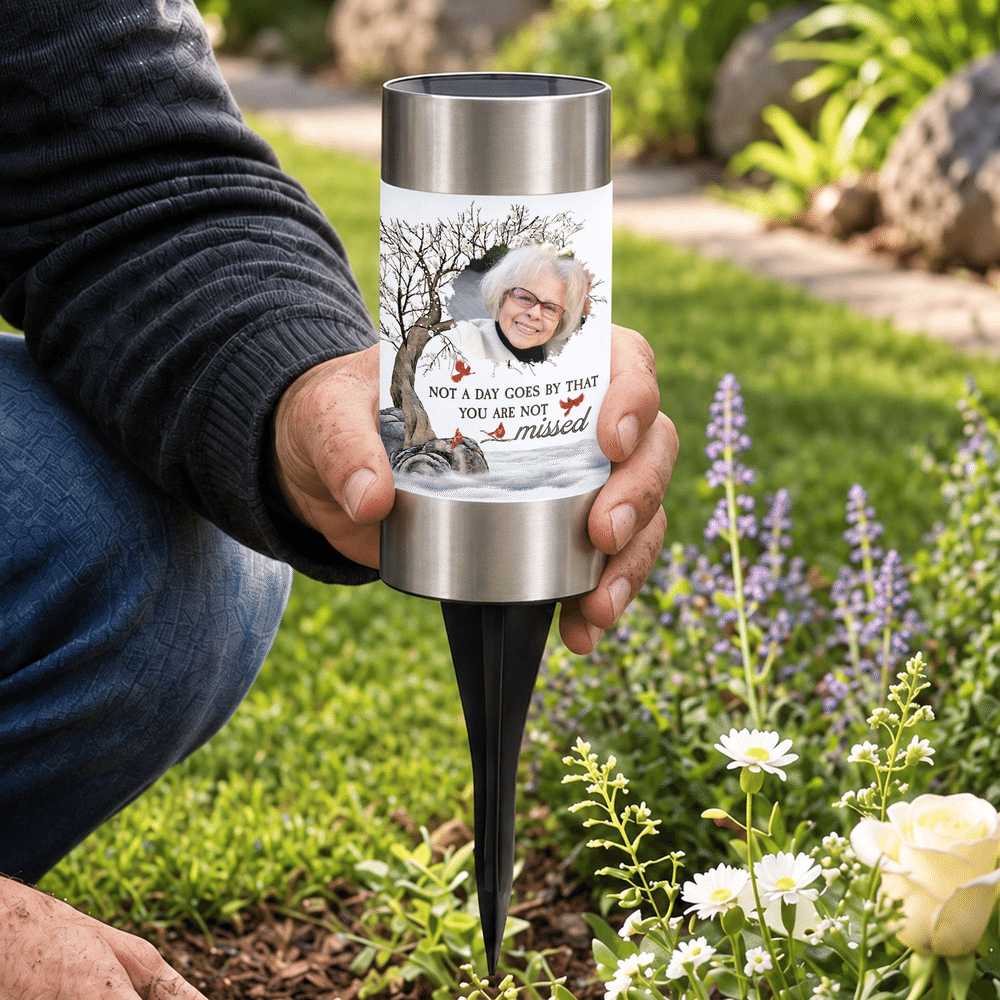 Lampada da giardino solare personalizzata con foto artistica “Bare Tree Cardinal Misty”, con testo; decorazione da giardino per esterni; regalo commemorativo in caso di lutto per la perdita di una persona cara 6