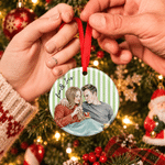 Addobbo natalizio personalizzato in ceramica, a forma di cuore o rotondo, con foto acquerellata a strisce e testo: regalo di Natale per la famiglia e le coppie