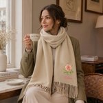 Personlig mjuk halsduk med namn och vackert blommönster en värmande accessoar perfekt för hösten och som julklapp 4