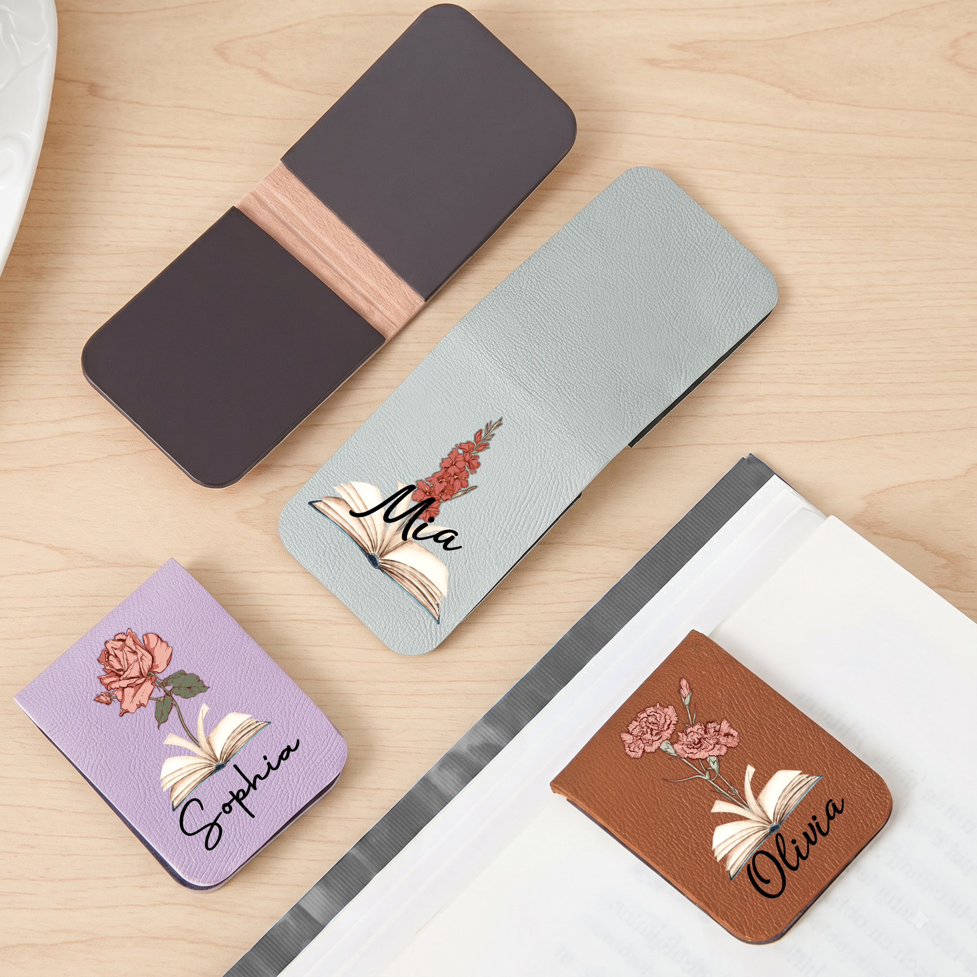 Personalisierter Vintage-Lesezeichenclip aus PU-Leder mit Geburtsblume und Namen – Geburtstagsgeschenk für Buchliebhaber und Bücherwürmer