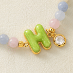 Individuell gestaltbares, mehrfarbiges Armband mit Morganit-Perlen im Macaron-Design und Initialen, längenverstellbar – als Geschenk mit Geburtsstein zum Geburtstag oder zum Jahrestag für Frauen und Mädchen