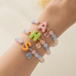 Individuell gestaltbares, mehrfarbiges Armband mit Morganit-Perlen im Macaron-Design und Initialen, längenverstellbar – als Geschenk mit Geburtsstein zum Geburtstag oder zum Jahrestag für Frauen und Mädchen