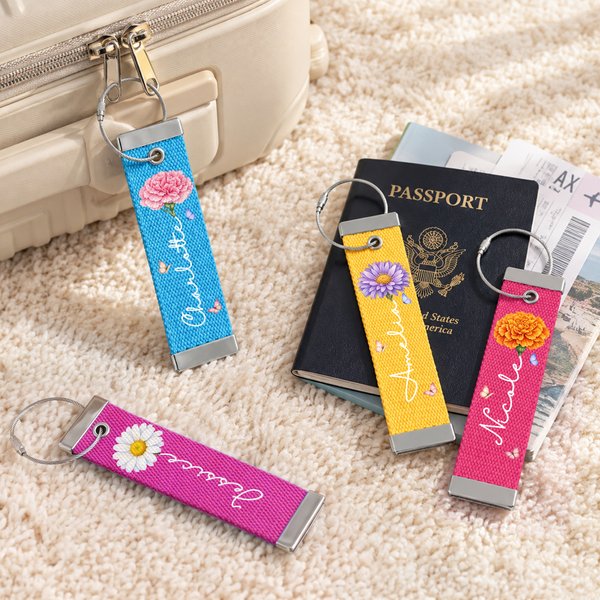 Étiquette à bagages personnalisée « Fleur de naissance et papillon » avec prénom – Idéale pour les voyages, les anniversaires ou les voyages d'affaires – Cadeau pour une amie voyageuse