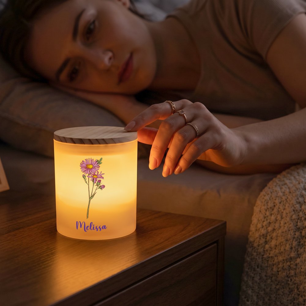 Portavelas personalizado de estilo retro con la flor del mes de nacimiento, vela LED y nombre; decoración de mesa, regalo de cumpleaños o Navidad para amigos, familiares y parejas 5