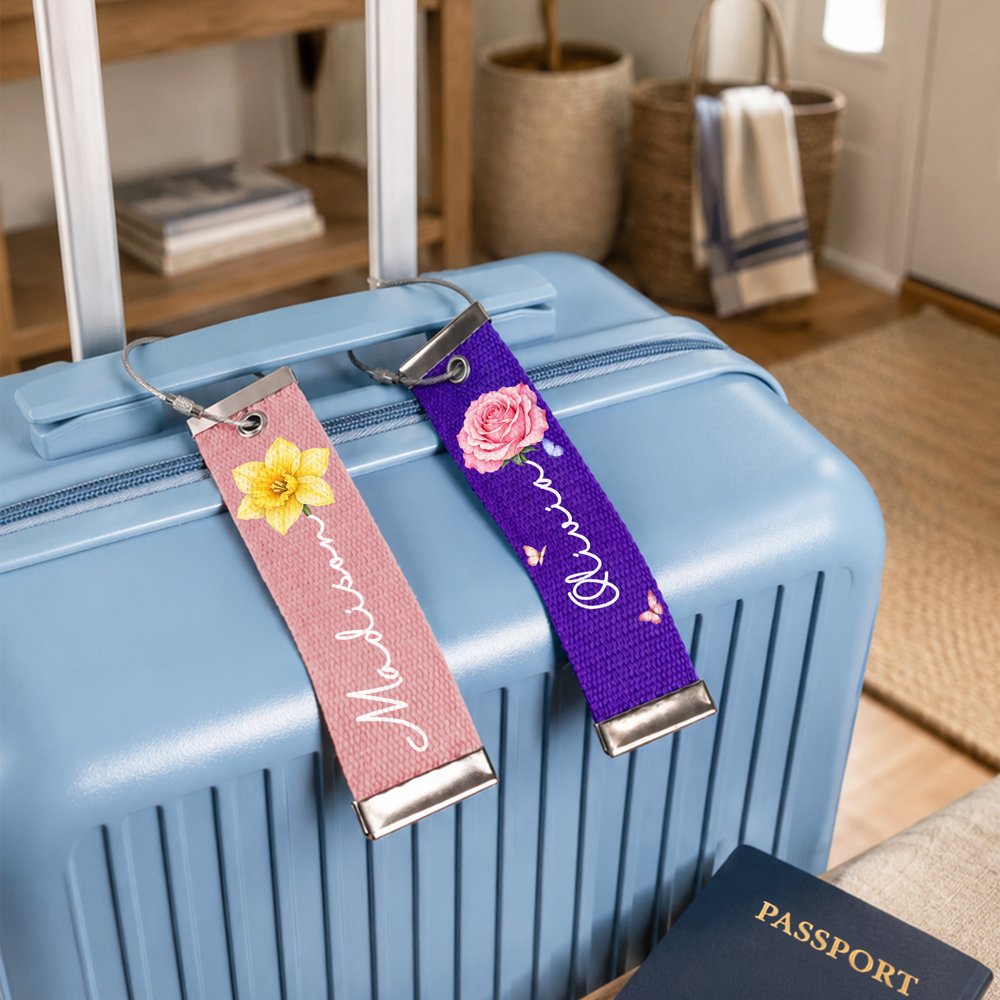 Étiquette à bagages personnalisée « Fleur de naissance et papillon » avec prénom – Idéale pour les voyages, les anniversaires ou les voyages d'affaires – Cadeau pour une amie voyageuse 2