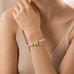 Individuell gestaltbares, mehrfarbiges Armband mit Morganit-Perlen im Macaron-Design und Initialen, längenverstellbar – als Geschenk mit Geburtsstein zum Geburtstag oder zum Jahrestag für Frauen und Mädchen