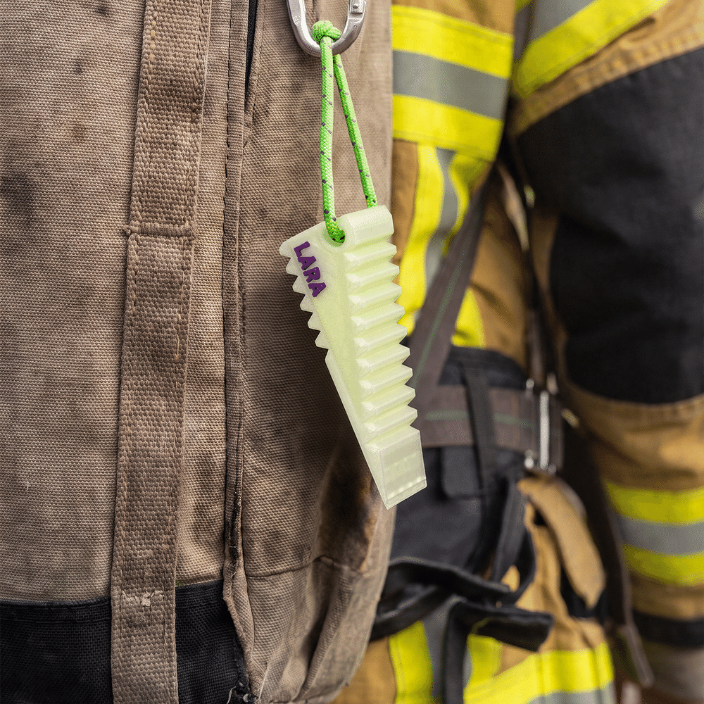 Cale de porte personnalisée sur le thème des pompiers, phosphorescente, avec prénom et boucle réfléchissante en paracorde – Cadeau de Noël ou d'usage quotidien pour un pompier 4