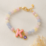 Individuell gestaltbares, mehrfarbiges Armband mit Morganit-Perlen im Macaron-Design und Initialen, längenverstellbar – als Geschenk mit Geburtsstein zum Geburtstag oder zum Jahrestag für Frauen und Mädchen