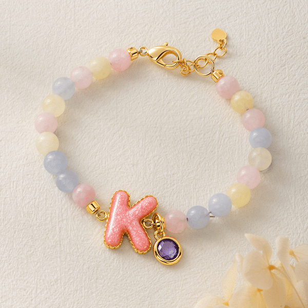 Individuell gestaltbares, mehrfarbiges Armband mit Morganit-Perlen im Macaron-Design und Initialen, längenverstellbar – als Geschenk mit Geburtsstein zum Geburtstag oder zum Jahrestag für Frauen und Mädchen