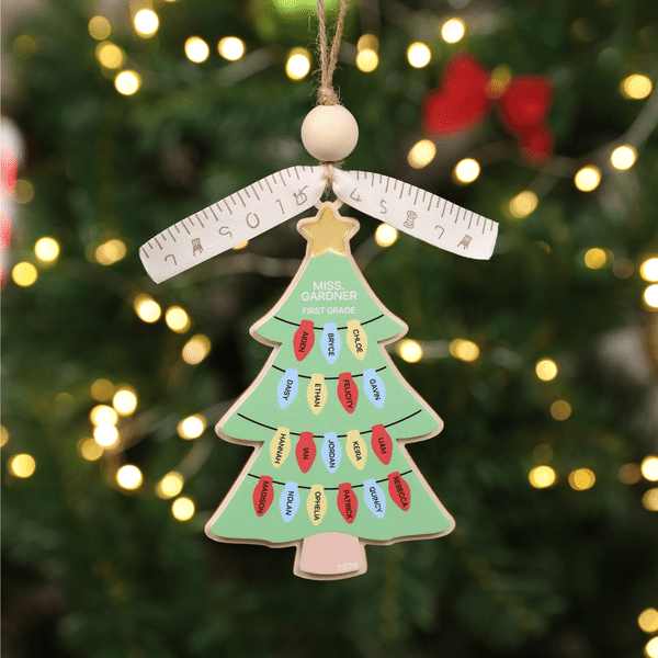 Décoration de Noël en bois en forme d'ampoule personnalisée, avec le titre et le nom de famille de l'enseignant, les noms des élèves, le niveau et l'année. Cadeau de Noël pour les enseignants