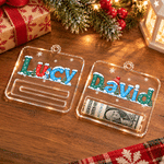 Colgante personalizado de acrílico para pinza de billetes con motivo navideño de muñeco de nieve y copos de nieve, con nombre; regalo de Navidad para la familia 5