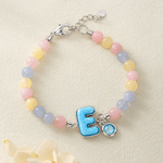 Individuell gestaltbares, mehrfarbiges Armband mit Morganit-Perlen im Macaron-Design und Initialen, längenverstellbar – als Geschenk mit Geburtsstein zum Geburtstag oder zum Jahrestag für Frauen und Mädchen