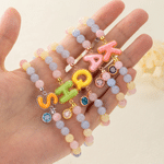 Individuell gestaltbares, mehrfarbiges Armband mit Morganit-Perlen im Macaron-Design und Initialen, längenverstellbar – als Geschenk mit Geburtsstein zum Geburtstag oder zum Jahrestag für Frauen und Mädchen