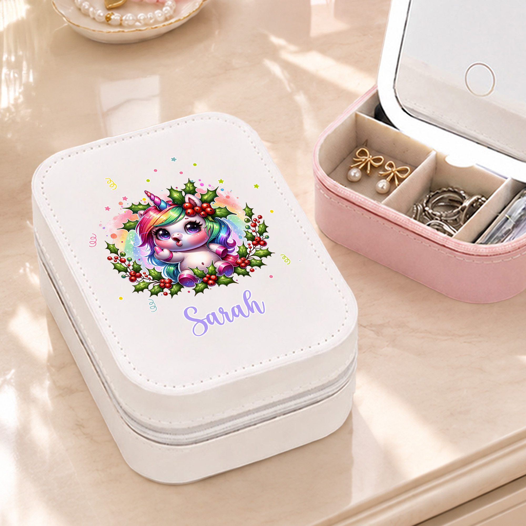 Personalisierte Schmuckbox aus PU-Leder mit Geburtsblume und Einhorn-Motiv, mit Namen und dreifarbigem, verstellbarem LED-Kosmetikspiegel – Geburtstagsgeschenk für Mädchen