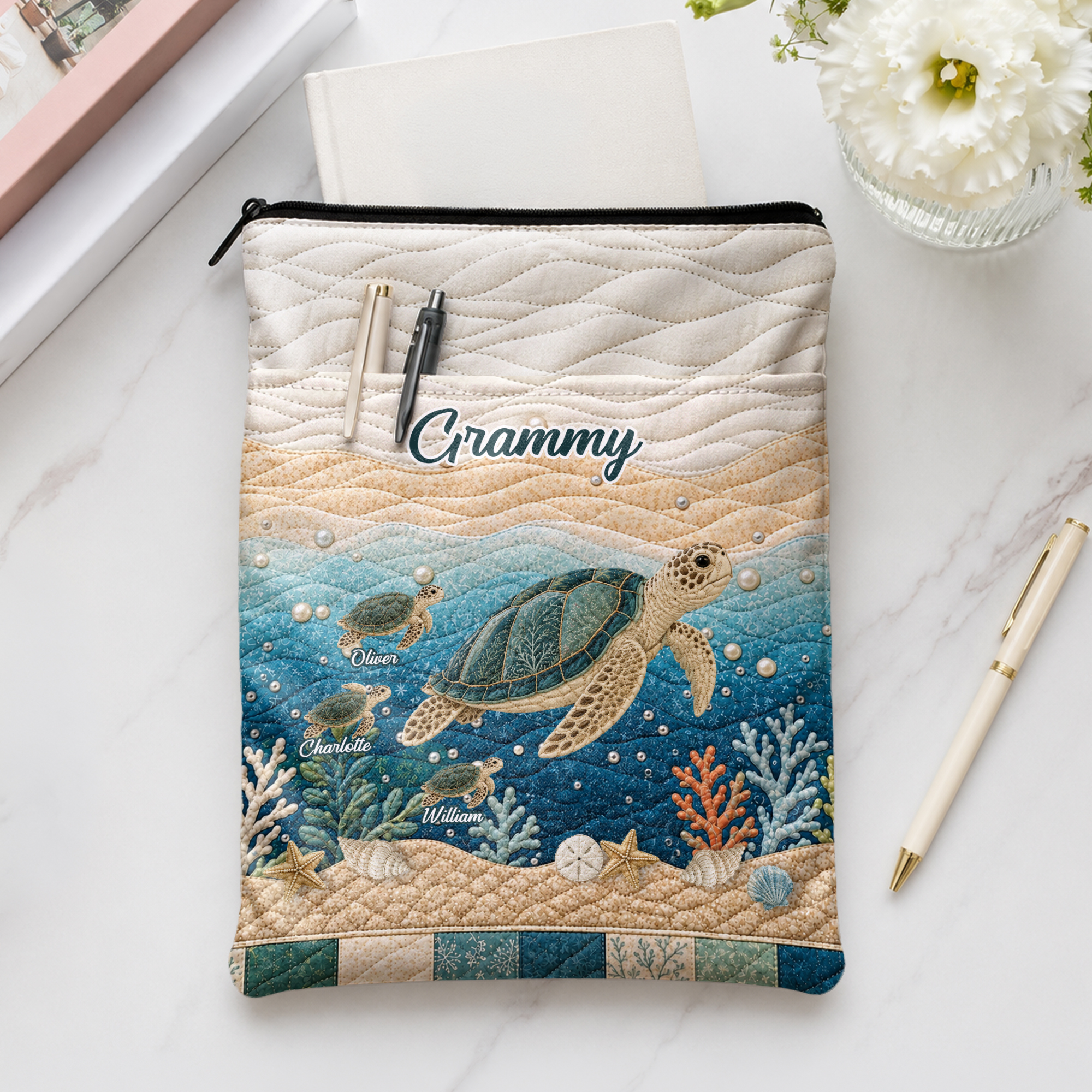 Personalisierte Buchhülle mit Meeresschildkröte und 1–10 Baby-Meeresschildkröten, mit Titel und Namen – ein Geburtstagsgeschenk für den täglichen Gebrauch für Buchliebhaberinnen, Oma und Mama