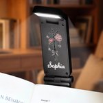 Lámpara LED recargable con clip personalizada con la flor del mes de nacimiento y el nombre, con accesorios de lectura. Regalo de cumpleaños para amantes de los libros, lectores y estudiantes