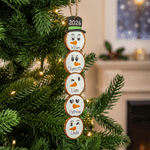 Décoration de Noël en bois personnalisée « Famille de bonhommes de neige avec bonnet de Père Noël », pouvant accueillir de 1 à 6 prénoms et l'année – Cadeau de Noël pour la famille et les amis
