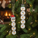 Décoration de Noël en bois personnalisée « Famille de bonhommes de neige avec bonnet de Père Noël », pouvant accueillir de 1 à 6 prénoms et l'année – Cadeau de Noël pour la famille et les amis