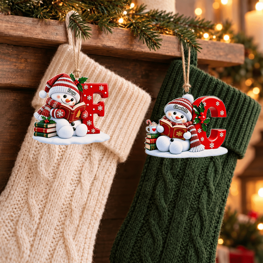 Adorno acrílico personalizado de Navidad con un muñeco de nieve leyendo, con nombre y letra; decoración para el árbol de Navidad y el hogar; regalo de Navidad para niños y la familia 3